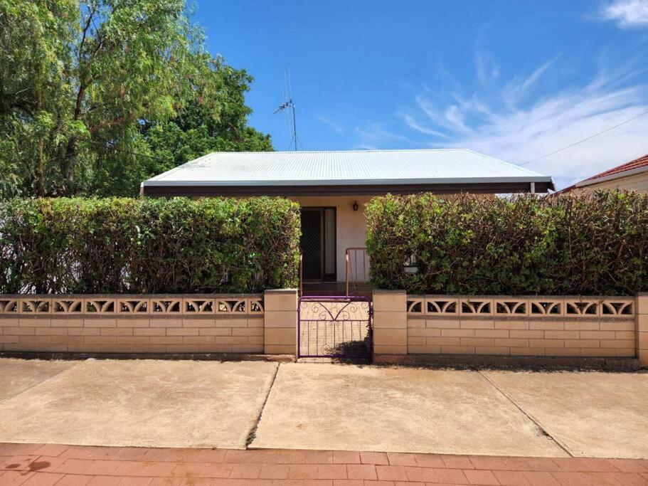 The House With The Purple Gate Villa Broken Hill Eksteriør billede